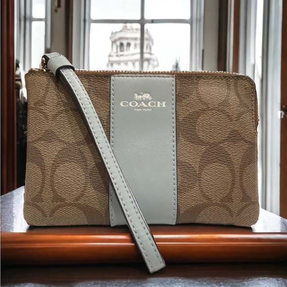 Coach Handbags - COACH SIGNATURE ZIP CORNER WRISTLET - Pre owned
 
THANKSGIVING SALE!!!!!!